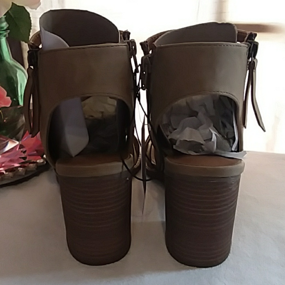 Universal Thread Heels - Picture 6 of 8